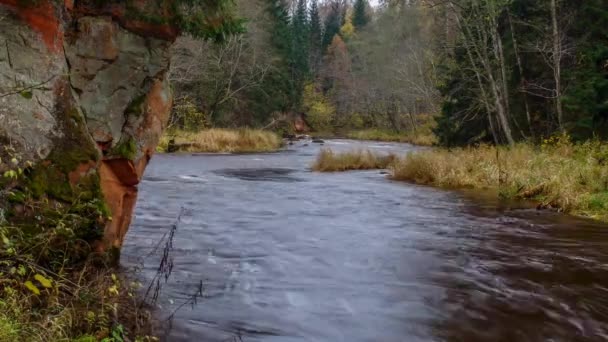 Río Time Lapse Otoño Cerca Las Rocas Rojas — Vídeo de stock