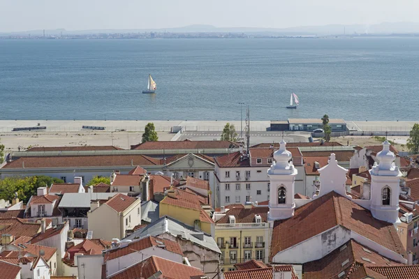 Alfama siehe den Fluss — Stockfoto