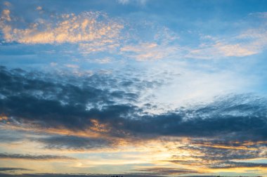 Gün batımında bulutlu dramatik mavi gökyüzü