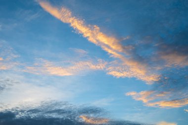 Gün batımında bulutlu dramatik mavi gökyüzü