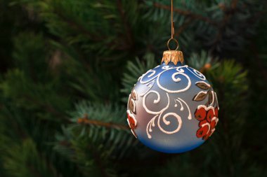 Arka planda süslü oyuncak topu ve ladin dalları var. Noel ve Yeni Yıl kavramı.