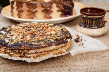 Ev yapımı çikolatalı puf kek ve çuval bezinde kahverengi killi kahve..