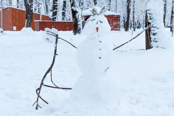 Χιονάνθρωπος Ένα Πάρκο Της Πόλης Δέντρα Και Κατασκευές Στο Παρασκήνιο — Φωτογραφία Αρχείου