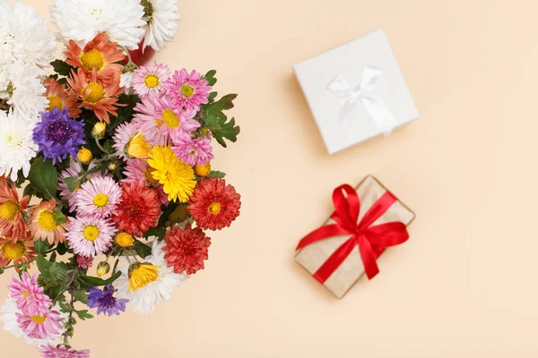 Grande Bouquet Fiori Colorati Diversi Scatola Regalo Sullo Sfondo Beige — Foto Stock