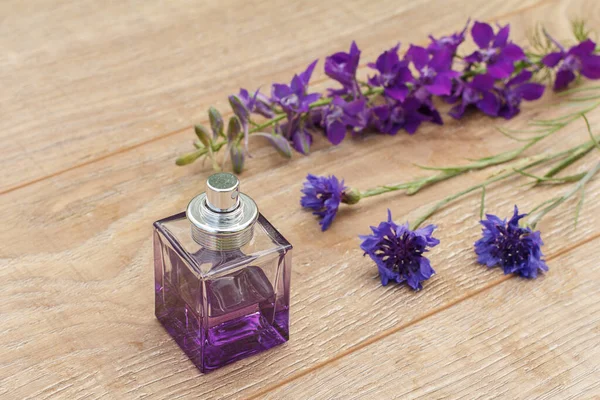 Butelka Perfum Fioletowych Kwiatów Drewnianych Deskach Koncepcja Dawania Prezentów Święta — Zdjęcie stockowe