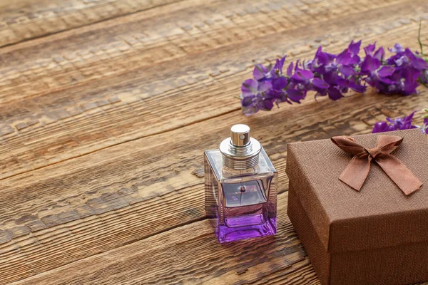 Cadeaudoosje Een Flesje Parfum Houten Planken Versierd Met Lila Bloemen — Stockfoto