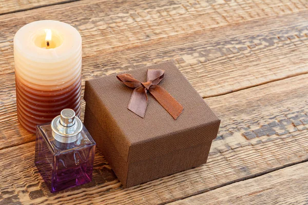 Caja Regalo Regalo Marrón Perfume Una Vela Encendida Las Viejas — Foto de Stock