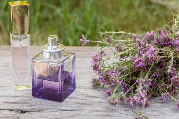 Flessen Parfum Tijmbloemen Houten Planken Spa Producten Accessoires — Stockfoto