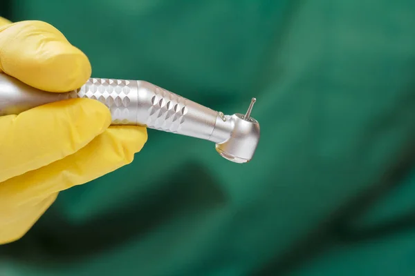 Tandläkarens Hand Gul Latexhandske Med Ett Nytt Höghastighets Dentalt Handstycke — Stockfoto
