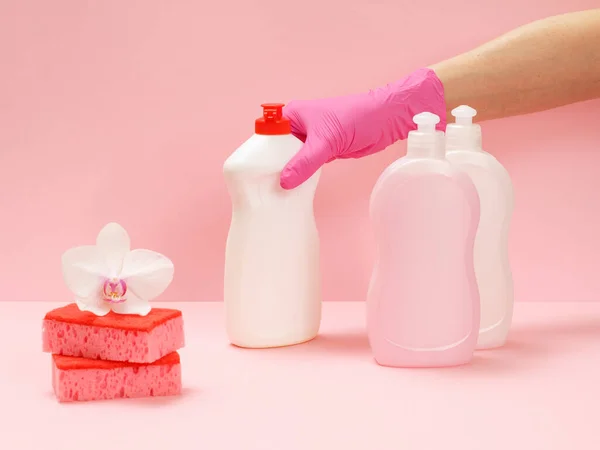 Bottiglie Plastica Liquido Lavaggio Spugne Una Mano Guanto Nitrile Che — Foto Stock