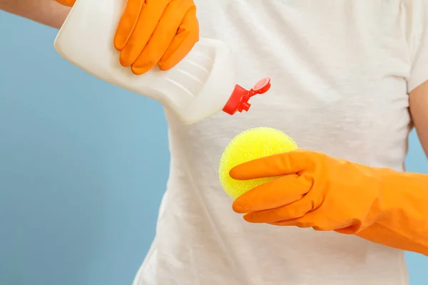 Donna Shirt Con Una Spugna Gialla Una Bottiglia Plastica Liquido — Foto Stock