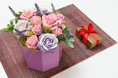 Gül şeklinde ev yapımı sabun ve bambu peçetenin üzerinde hediye kutusu. Üst görünüm.