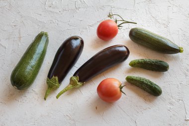 Sadece domates, salatalık, kabak ve patlıcan topladım. Sadece sebze topladım. Üst görünüm.