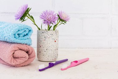 Havlular, diş fırçaları ve beyaz arka planda astar olan bir kutu. Kadın kozmetik ürünleri ve aksesuarları.