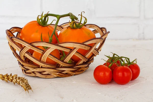 Gros Plan Tomates Rouges Jaunes Mûres Avec Panier Osier Une — Photo