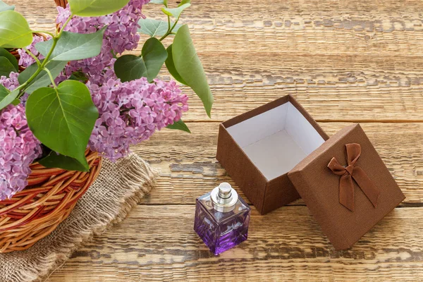 Rieten Mandje Met Lila Bloemen Een Bruine Geschenkdoos Met Een — Stockfoto