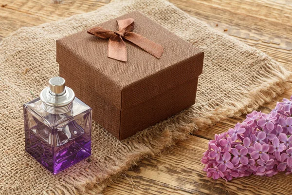 Garrafa Perfume Uma Caixa Presente Flores Lilás Pano Saco Velhas — Fotografia de Stock