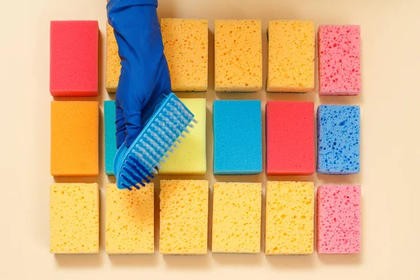 Esponjas Diferentes Colores Una Mano Guante Goma Con Cepillo Plástico — Foto de Stock
