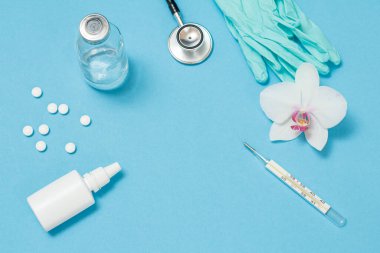 Burun spreyi, haplar, cam civa termometre, fonendoskop ve kişisel koruma için nitril eldiven. Üst Manzara. Virüs koruma kiti kavramı.