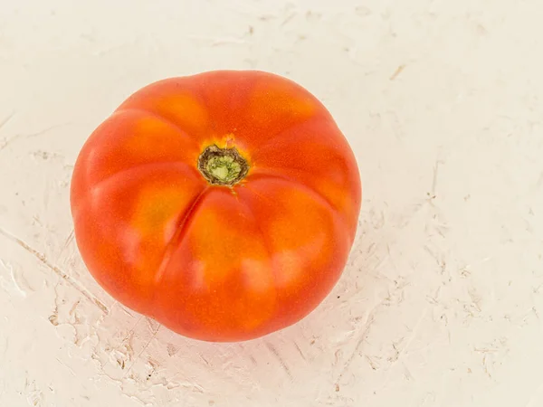 Close Red Ripe Tomato White Textured Background Ingredients Vegetarian Food — Stock Photo, Image