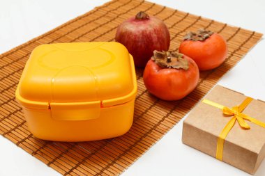 Beslenme çantası, olgun nar ve bambu peçetenin üzerinde hurma meyveleri. Organik meyveler.