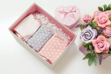 Güzel kadınların pamuk külotları beyaz arka planda kutuda.