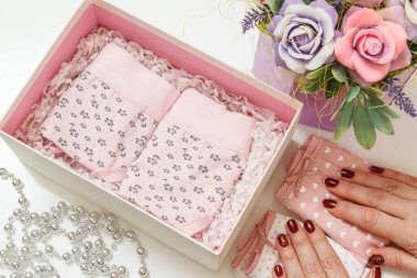 Beyaz arka planda güzel külotlu kadın elleri.