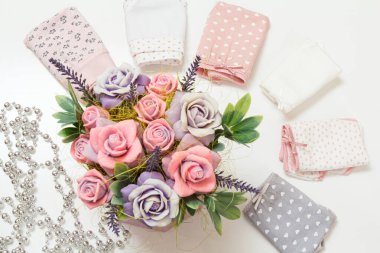 Beyaz arka planda güzel kadınların pamuk külotları.