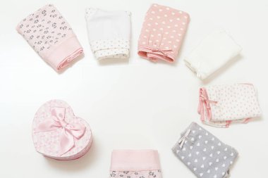 Güzel kadınlar beyaz arka planda pamuk külotlar.