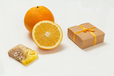 Turuncuyla tamamını kes, hediye kutusu ve sabun.