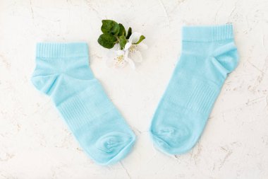 Beyaz arka planda bir çift kadın çorabı.