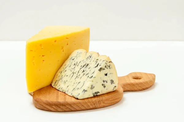 Fourme dAmbert y queso golpean la aptitud en la tabla de cortar de madera — Foto de Stock