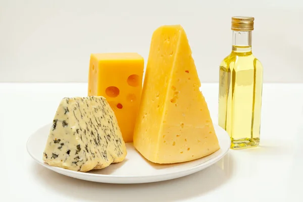 Fourme dAmbert, formaggio colpito fitness sul piatto e olio di girasole — Foto Stock