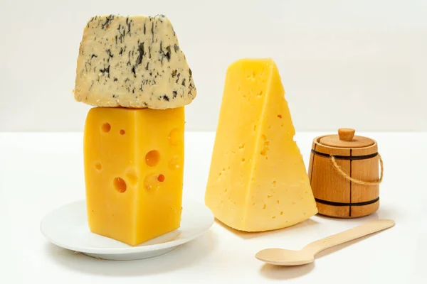 Fourme dAmbert e formaggio colpito fitness su sfondo bianco — Foto Stock