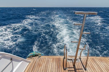 Denizde yelken açarken yatın kıç tarafından bak. Seyahat ve tatil kavramı.