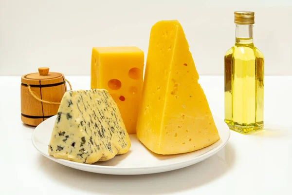 法国一种半硬的蓝奶酪 四角杜伯特 的断裂 波兰奶酪在一个装有葵花籽油的盘子里变得很健康 — 图库照片