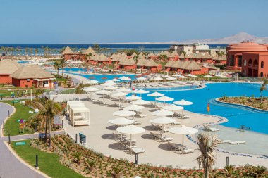 SHARM EL SHEIKH, EGYPT - 2 Haziran 2021: Mısır 'ın Sharm el Sheikh kentindeki Albatros Laguna Vista Oteli' nin yukarıdan görüntüsü