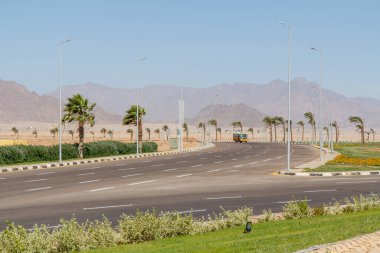 SHARM EL SHEIKH, EGYPT - 3 Haziran 2021: Mısır 'da Sharm el Sheikh şehrindeki Barış Meydanı' nın yanındaki otoyol