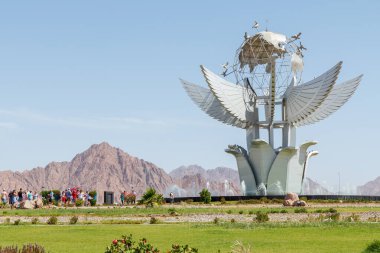 SHARM EL SHEIKH, EGYPT - 3 Haziran 2021: Sharm el Sheikh şehrindeki Barış Meydanı Anıtı.