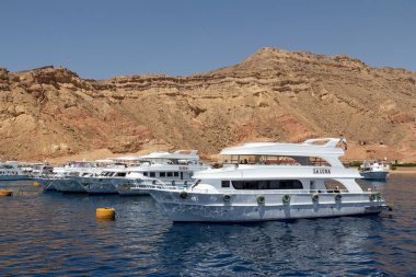 SHARM EL SHEIKH, EGYPT - 7 Haziran 2021: Mısır 'daki Sharm El Sheikh körfezinde turistlerle birlikte lüks yatlar.