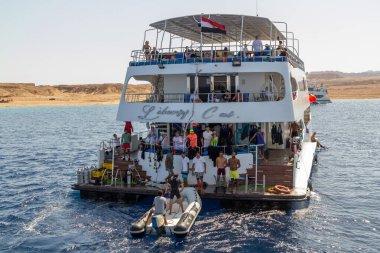 SHARM EL SHEIKH, EGYPT - 7 Haziran 2021: Sharm El Sheikh, Mısır 'da Kızıldeniz koyunda turistlerle dolu lüks bir yat. Turistler zengin bir sualtı dünyası olan mercan resiflerini görecekler.