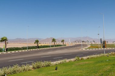 SHARM EL SHEIKH, EGYPT - 3 Haziran 2021: Mısır 'ın Sharm el Sheikh kentindeki Barış Meydanı' nın yanındaki otoyol
