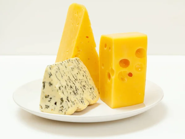 Кусочки Fourme Ambert Полутвердый Французский Голубой Сыр Польский Сыр Попали — стоковое фото