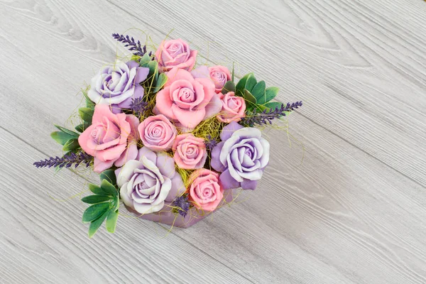 Handgemachte Blumen als Geschenk auf dem grauen Hintergrund — Stockfoto