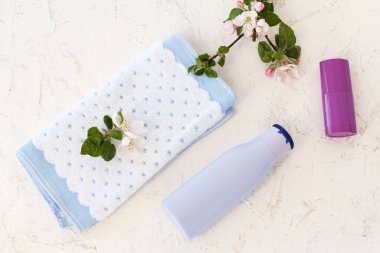 Beyaz arka planda banyo prosedürleri için havlu ve kadın aksesuarları..