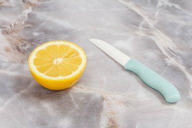 Taş zeminde taze kesilmiş limon.