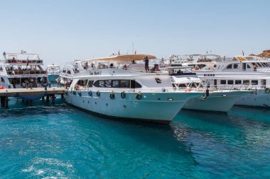 SHARM EL SHEIKH, EGYPT - 7 Haziran 2021: Kızıldeniz körfezinde yatları ve turistleri olan liman