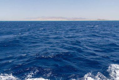 Yelken açarken yatın kıç tarafından bak..