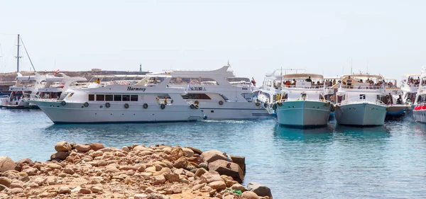SHARM EL SHEIKH, ÄGYPTEN - 7. Juni 2021: Jachten mit Touristen an Bord in der Bucht des Roten Meeres — Stockfoto