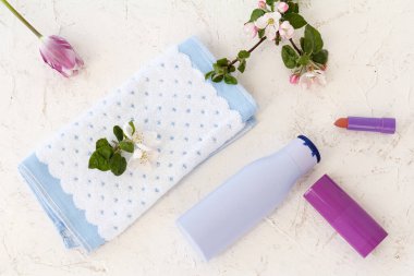 Beyaz arka planda banyo prosedürleri için havlu ve kadın aksesuarları..